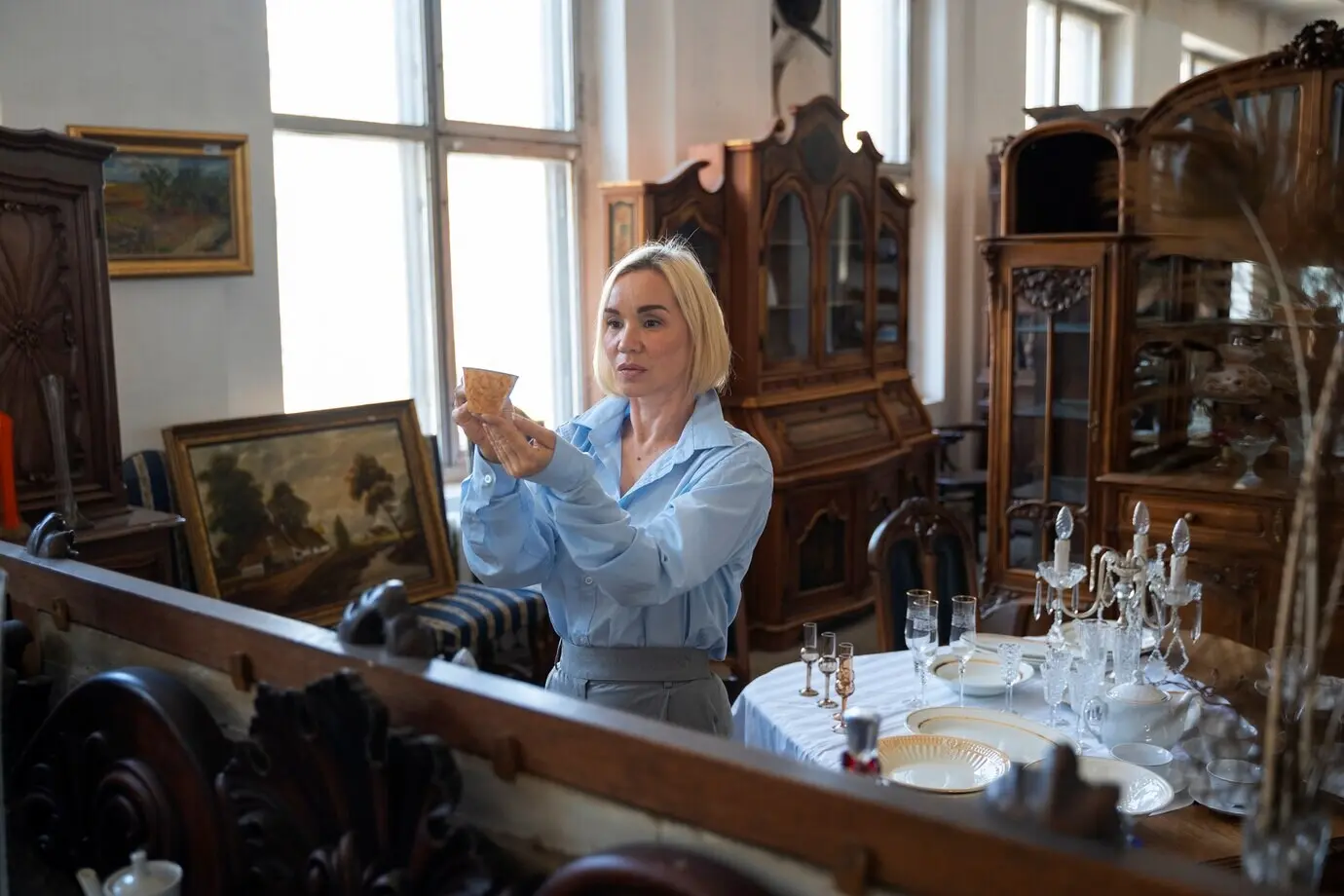 Freunde gehen zum Einkaufen in ein Antiquitätengeschäft.