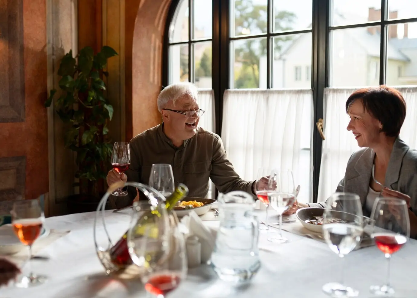 Menschen, die in luxuriösen Restaurants zu Abend essen.