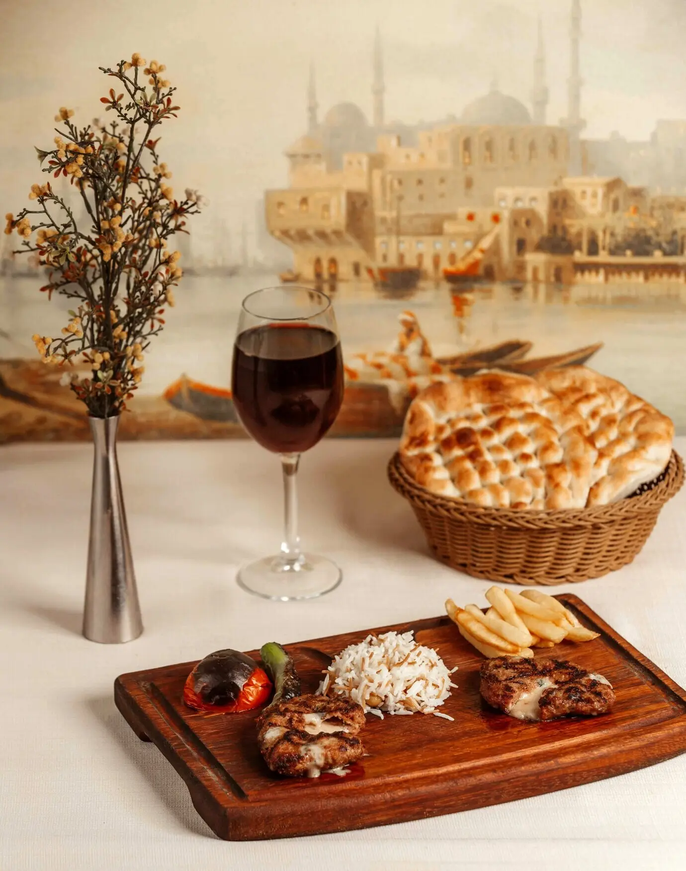 Frittiertes Hähnchen mit Pommes frites und Reis auf einem Holzbrett.
