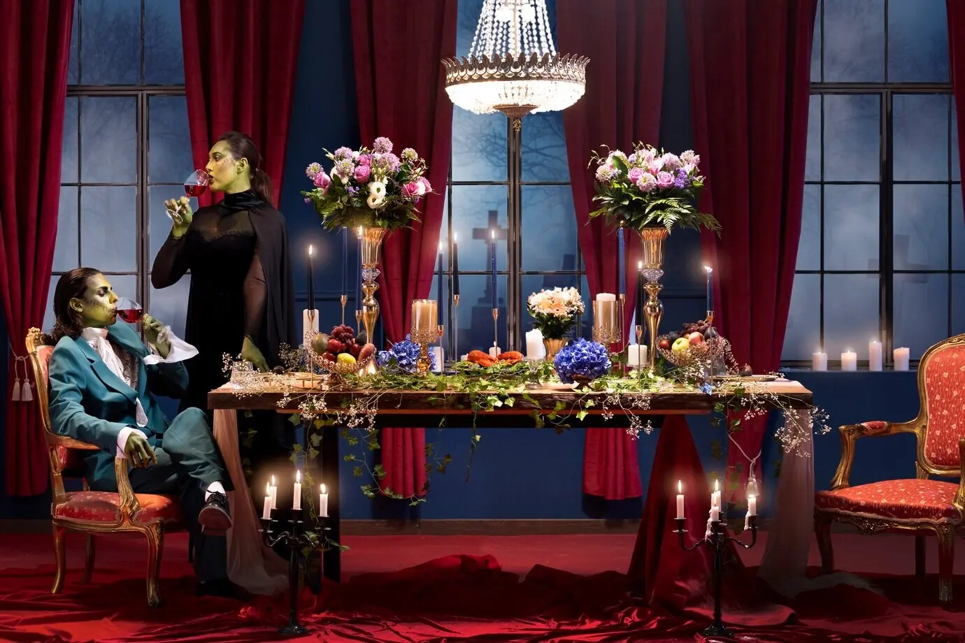 Frankenstein sitzt an einem Tisch, als Ganzkörperaufnahme.